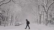 hombre caminando en la nieve