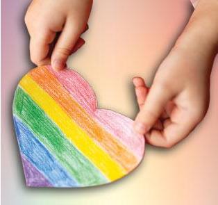 孩子的手握着彩虹的心